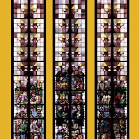 Gebrandschilderde ramen in de St. Pancratiuskerk ter nagedachtenis aan pastoor Galama en kapelaan van Rooijen in dankbare herinnering van de parochianen.