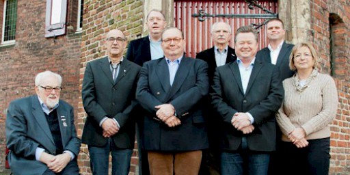 Van links naar rechts: John Thoben, Frits Frauenfelder, Johan Lukassen, Jos Mijnen, Gerard Booms, Ben Bisseling, Edwin Zweers, Ruth Mijnen.