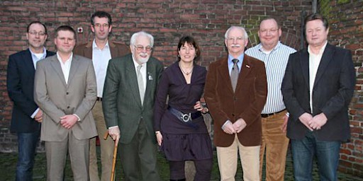 Van links naar rechts: Marcel Dijkman, Edwin Zweers, Antoine Booms, John Thoben, Jacqueline Wissink, Gerard Booms, Jos Mijnen en Ben Bisseling.