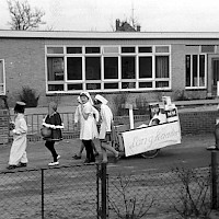 Een van de eerste carnavalsoptochten in Kilder. Hoe actueel wo-j 't hemme?