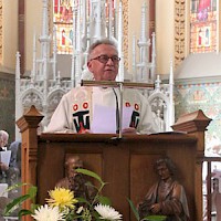 Pastoor Aarsen wijdt het orgel in.