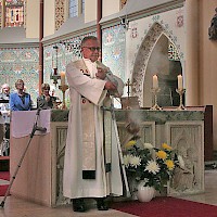 Pastoor Aarsen wijdt het orgel in.