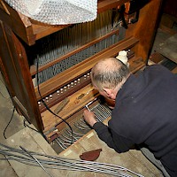 Pneumatiekbuizen naar de laden worden vanuit het koppelblok onderin de speeltafel opnieuw aangelegd.