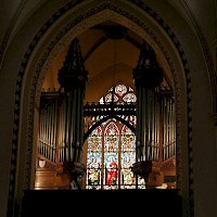 Het gedeelde orgel met de kassen die vermoedelijk zijn ontworpen door Mengelberg harmonieert prachtig met het gebrandschilderde raam van Geuer, beiden waren lid van het St. Bernuphusgilde.