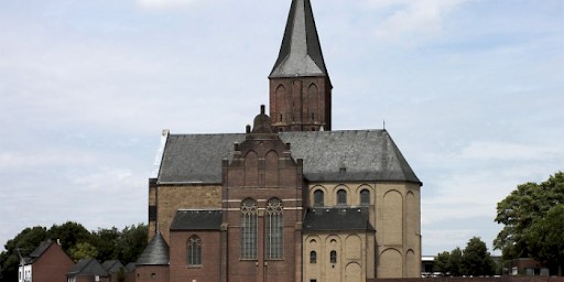 St.Martini in Emmerich met Romaans koor is gesticht door St. Willibrord.