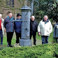 Veldwerkgroep Zeddam - Vinkwijk - Vethuizen (vlnr): Jan Tervoert, Gerard Kock, Gerhard Pas, de pomp, Henk Timmermans, Oswald Engelbarts en Herman Rougoor. (Maart 2015)