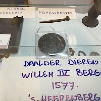 De Daalder van Dieren met beeltenis van Willem IV. Hij is geslagen in 's-Heerenberg, maar om strategische redenen wordt Dieren genoemd.