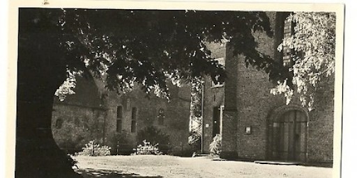 Ingang protestantse kerk jaren 50 + stuk Huis Bergh