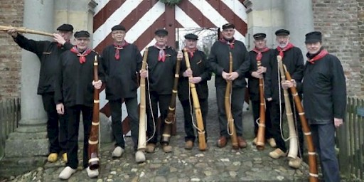 Enkele midwinterhoornblazers (vlnr): Frans van Gendt, Theo Giesen, Ap Steenblik, Jan Jansen, André van den Bosch, Marty Heering, Joop van den Bosch, Mas Mannee, André Stuivenberg.