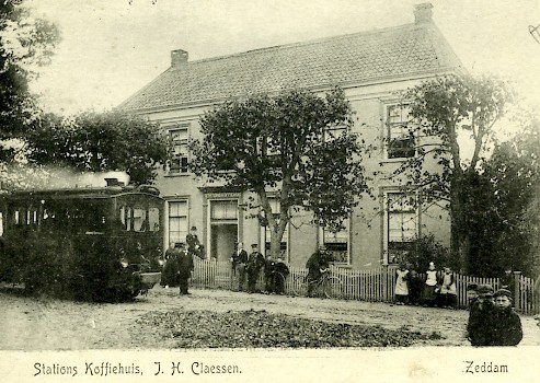 De tram passeert het Koffiehuis van Claessen in Zeddam.