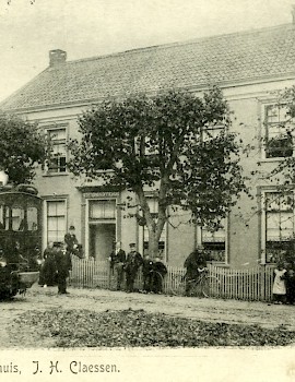 De tram passeert het Koffiehuis van Claessen in Zeddam.