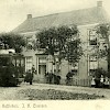 De tram passeert het Koffiehuis van Claessen in Zeddam.