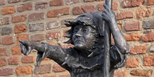 Het bronzen beeld van Mechteld ten Ham vervaardigd door Patrick Beverloo.