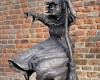 Het bronzen beeld van Mechteld ten Ham vervaardigd door Patrick Beverloo.