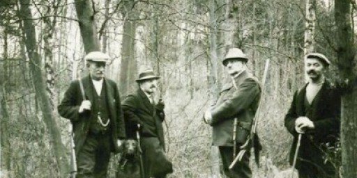 Op jacht in de Byvanck in de jaren dertig. Van links naar rechts: Willem van der Heijden, Henri Vermeulen, Peter Meisters en Mannus Gerrits.