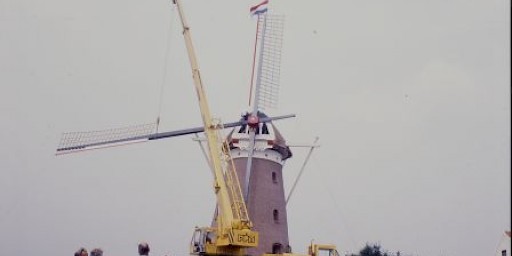 Het plaatsen van de wieken op Düffels Möll in 1986