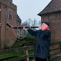 Mindwinterhoornblazers zorgen voor een traditionele muzikale omlijsting tijdens de nieuwjaarsreceptie bij Huis Bergh