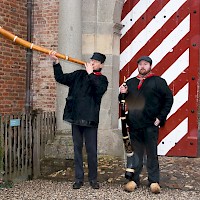 Mindwinterhoornblazers zorgen voor een traditionele muzikale omlijsting tijdens de nieuwjaarsreceptie bij Huis Bergh