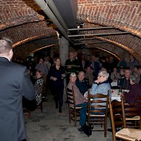 Tijdens onze traditionele en ouderwets gezellige nieuwjaarsreceptie in de kelder van Huis Bergh werd er door de leden terug gekeken op het oude jaar en geproost op het nieuwe jaar.