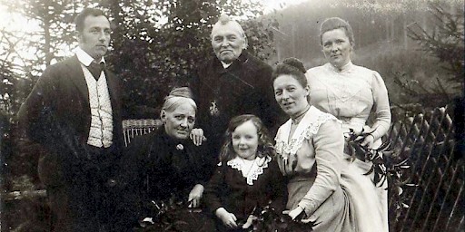 Kunstschilder Leberecht Garschagen (l) die Wolkenland heeft gebouwd, met zijn familie.