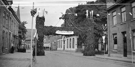 Feest in de Molenpoortstraat. Zit iedereen in de kerk?