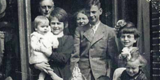 Gezin van August en Gusta Thoben-Eppink in 1938. John is dan 16 jaar.