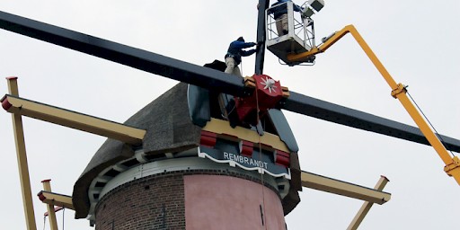 Het bevestigen van de wieken aan de Rembrandtmolen.