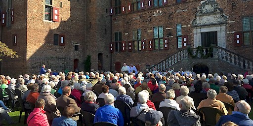 Openluchtmis op hemelvaartsdag op de binnenplaats van Huis Bergh.