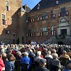 Openluchtmis op hemelvaartsdag op de binnenplaats van Huis Bergh.