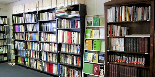 De omvangrijke bibliotheek van de Heemkundekring.