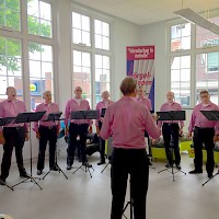 Mannenkoor de Görgelpiepen lopend concert in de bibliotheek in 's-Heerenberg.