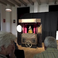 In Schlösschen Borghees wordt iedereen onthaald met poppentheater over Emmerikse klatsch.