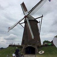 De Eltense molen heet ons welkom.