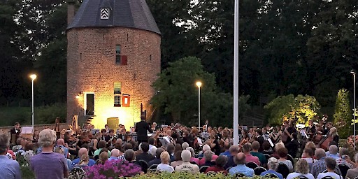 Orkest 'Symfonie in de Achterhoek' o.l.v. Pim Cuijpers bij Huis Bergh in 2015.