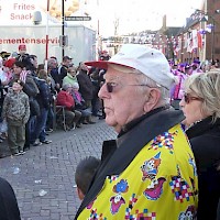 Pater Berndsen bij de optocht. Hij heeft voor het laatst de carnavalsmis opgedragen.