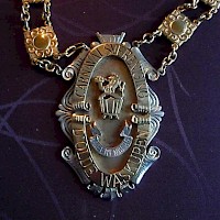 De officiële ambtsketting van de prins.