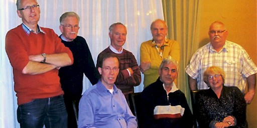 Achterste rij (vlnr): Toon Hebing, Jan Jansen, Alouis Geerling, Henk Harmsen, Willem Straub. Voorste rij (vlnr): Antoon Berentsen, Gerard Fenneman, Gemmy Kraaijeveld.