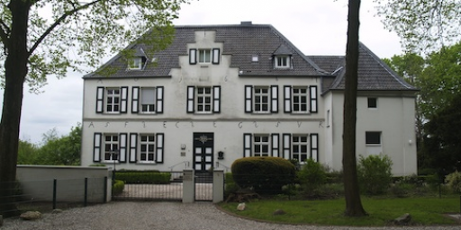 Het voormalige huis van de abdissen uit het geslacht Salm-Reifferscheidt