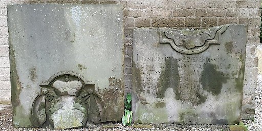 Gebroken grafsteen van abdis Maria Eugenia tegen de kerkmuur in Hoog-Elten. Foto Helka Julkunen