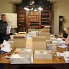 Leden van de Heemkundekring Bergh bezig om het lijfblad Old-Ni-js in te pakken.  Foto en tekst: Marlous Velthausz
