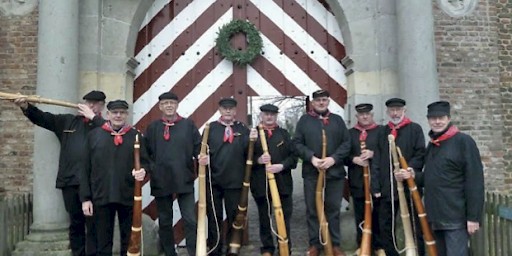 Enkele midwinterhoornblazers (vlnr): Frans van Gendt, Theo Giesen, Ap Steenblik, Jan Jansen, André van den Bosch, Marty Heering, Joop van den Bosch, Mas Mannee, André Stuivenberg.