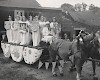 De dames dragen schilden met daarop afgebeeld de provinciewapens