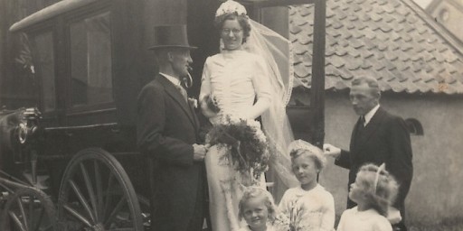 De bruiloft van Bertha Gasseling en Jan Peters op 25 juni 1946. De bruids- meisjes zijn Ans, Betsie en Thea Veenes.