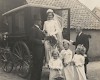 De bruiloft van Bertha Gasseling en Jan Peters op 25 juni 1946. De bruids- meisjes zijn Ans, Betsie en Thea Veenes.